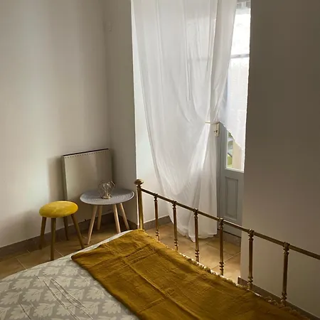 Petit Nid Dans La Vieille Sartene (Corsica)
